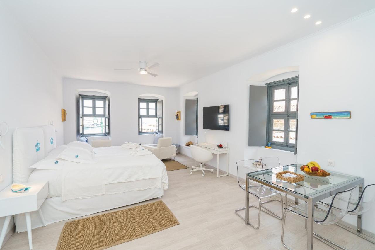 My Crown Suite, Hydra Port Luaran gambar