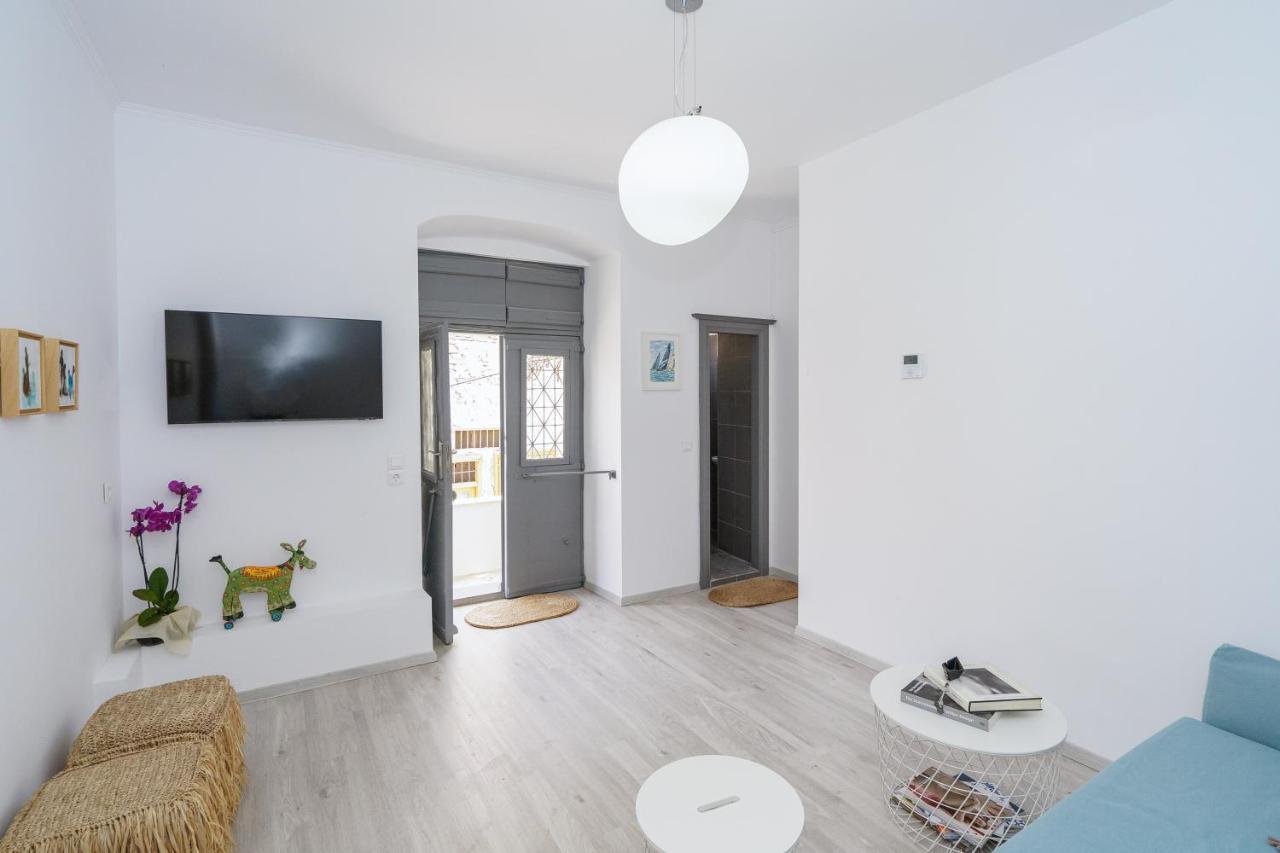 My Crown Suite, Hydra Port Luaran gambar