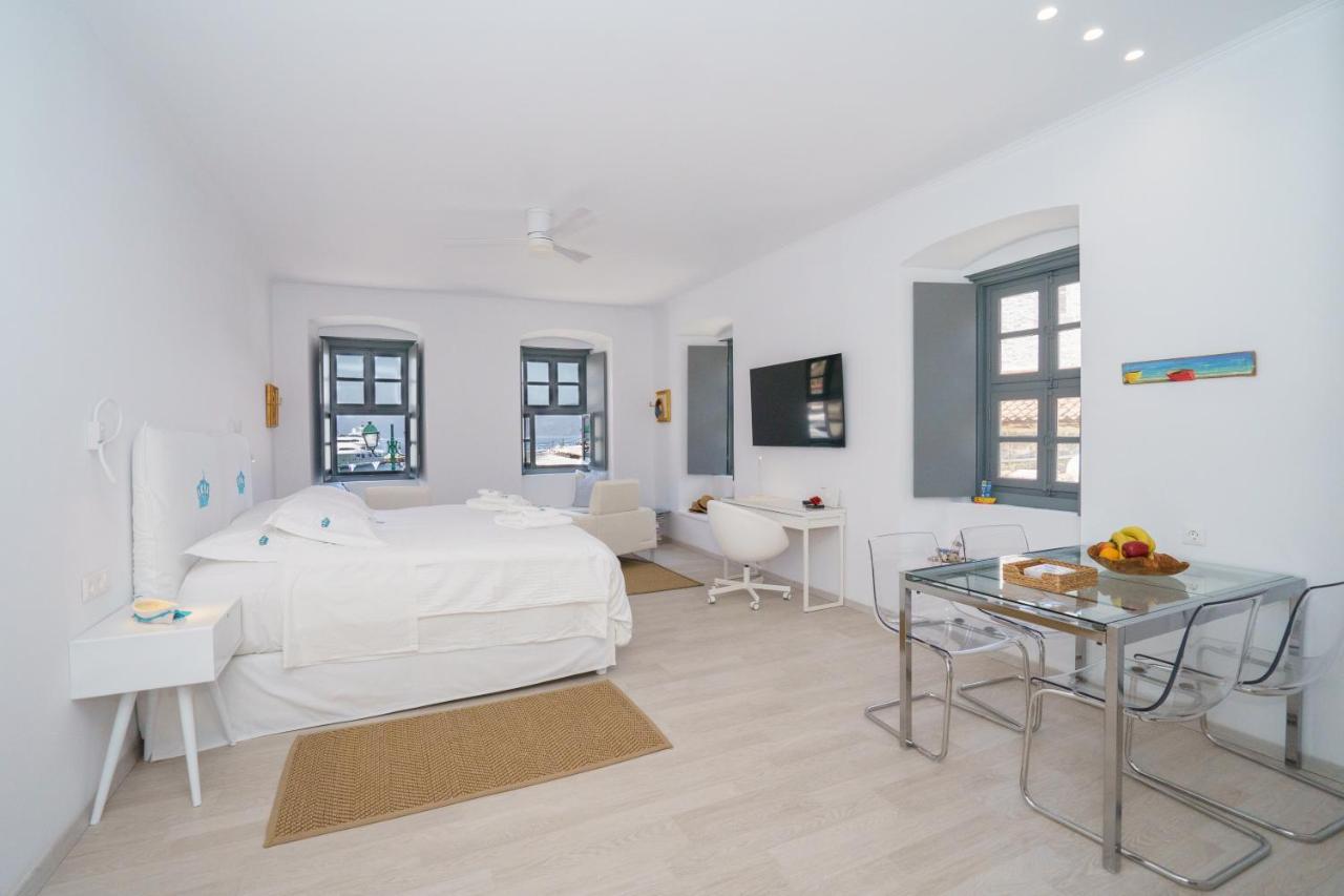 My Crown Suite, Hydra Port Luaran gambar