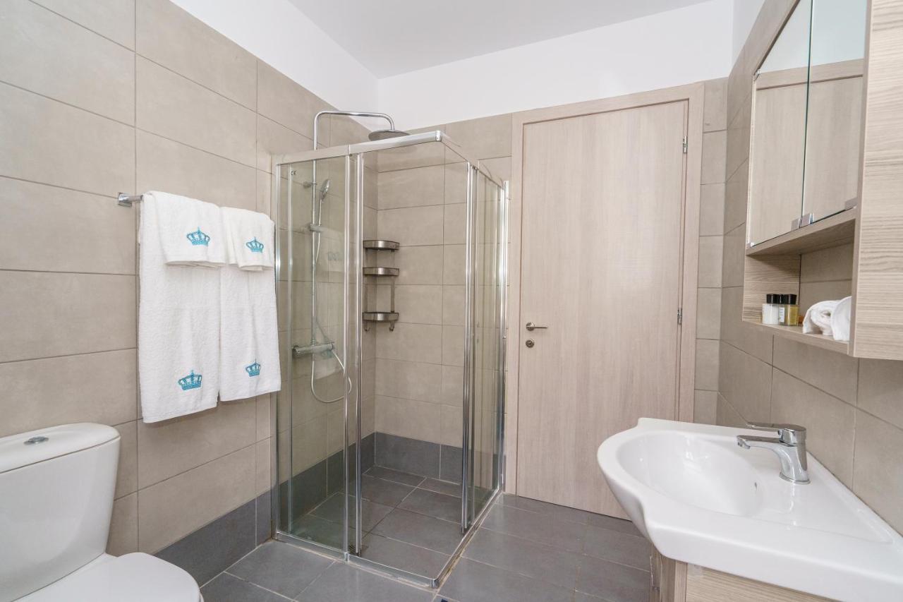 My Crown Suite, Hydra Port Luaran gambar