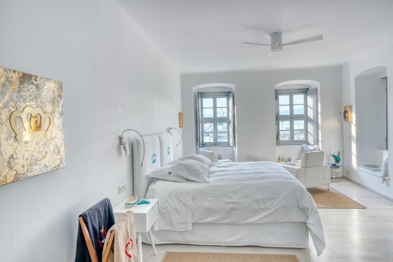 My Crown Suite, Hydra Port Luaran gambar