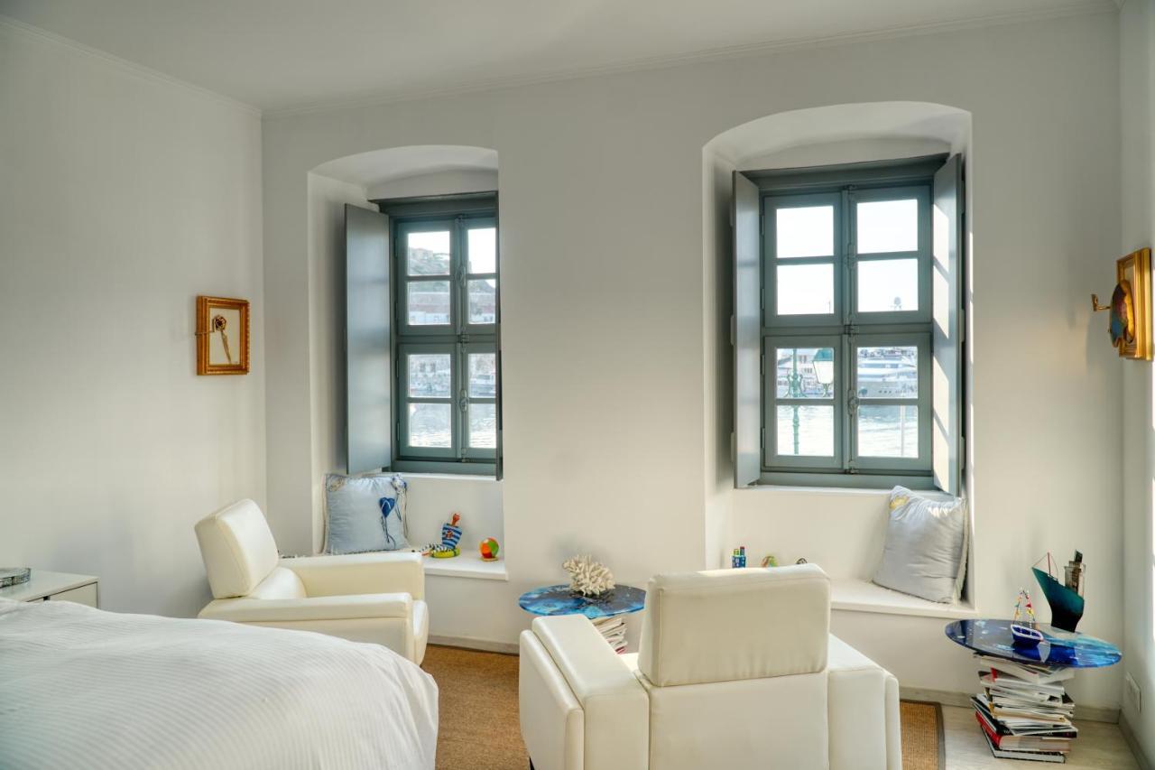 My Crown Suite, Hydra Port Luaran gambar
